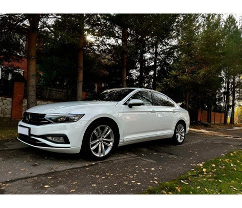 Volkswagen Passat - 1