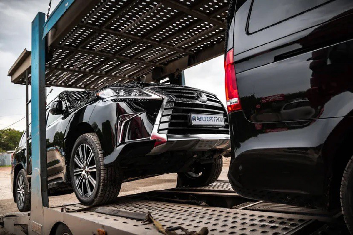 Lexus в автовозе