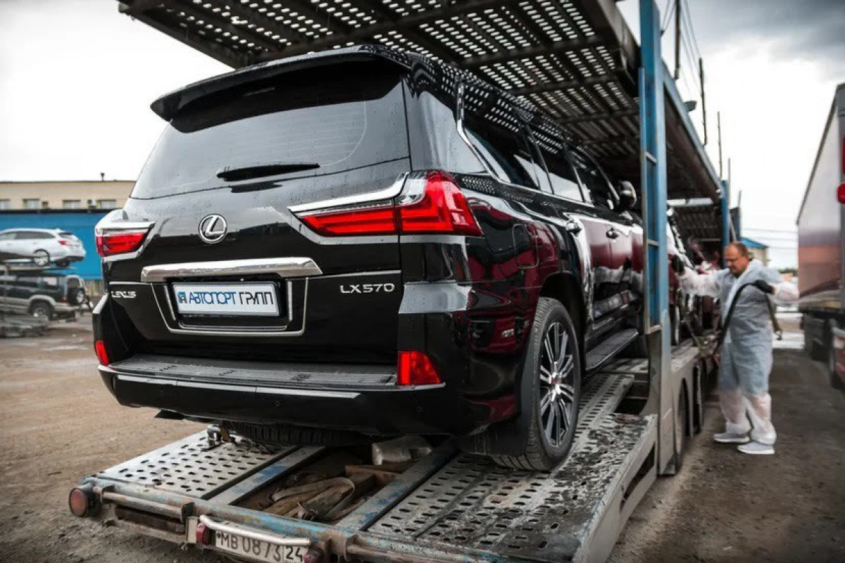 Погрузка Lexus в автовоз